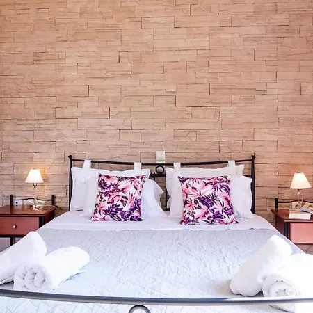 Santa Emelia شقة فندقية 4*